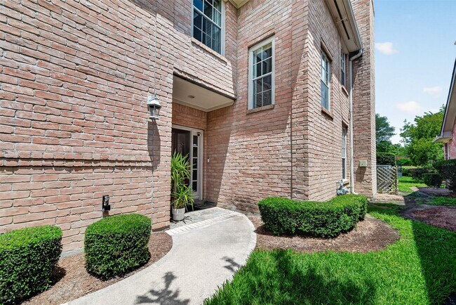 Building Photo - 1015 Enclave Square S