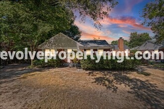 Building Photo - 1139 Russwood Rd
