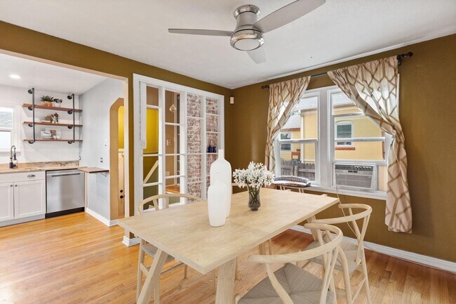 Foto del edificio - Brick bungalow-style Clayton home near Sch...