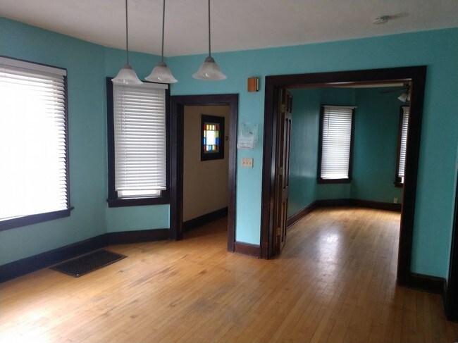 Foto del edificio - 2216 S Allis Street - 2 Bedroom Bayview Lower