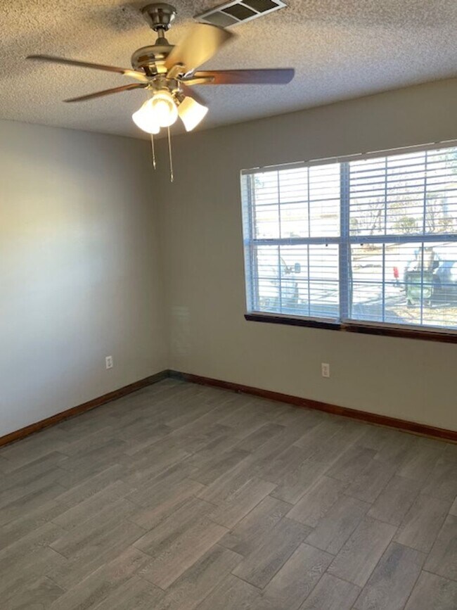 Foto del edificio - Available Fall 2026!