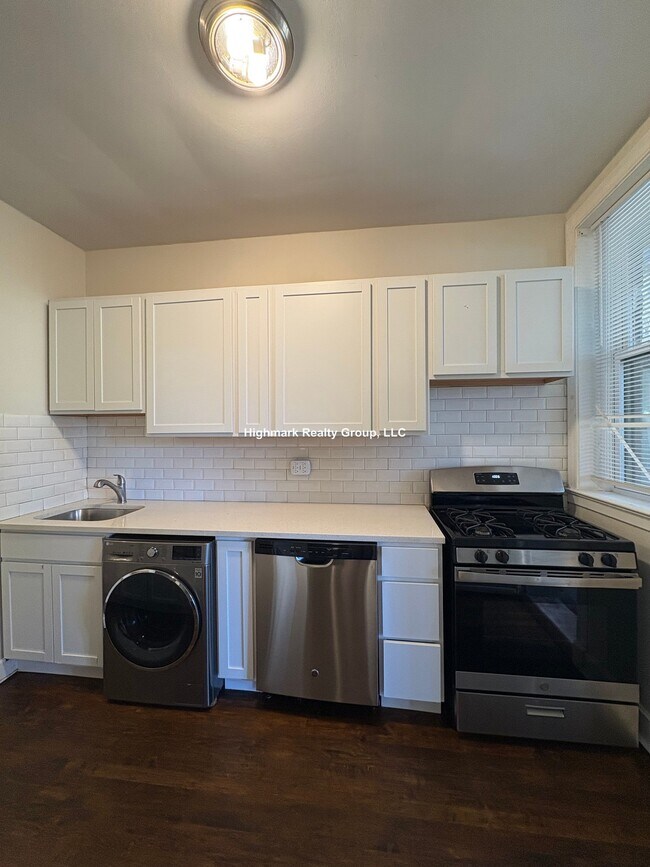 Building Photo - 945 Judson Ave