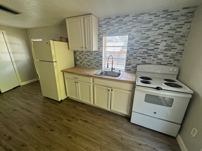 Building Photo - Charming studio unit with all utilities in...