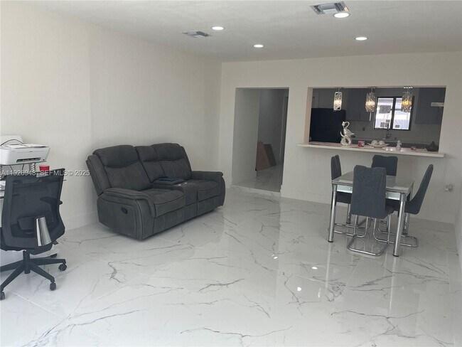 Foto del edificio - 3441 NW 208th St