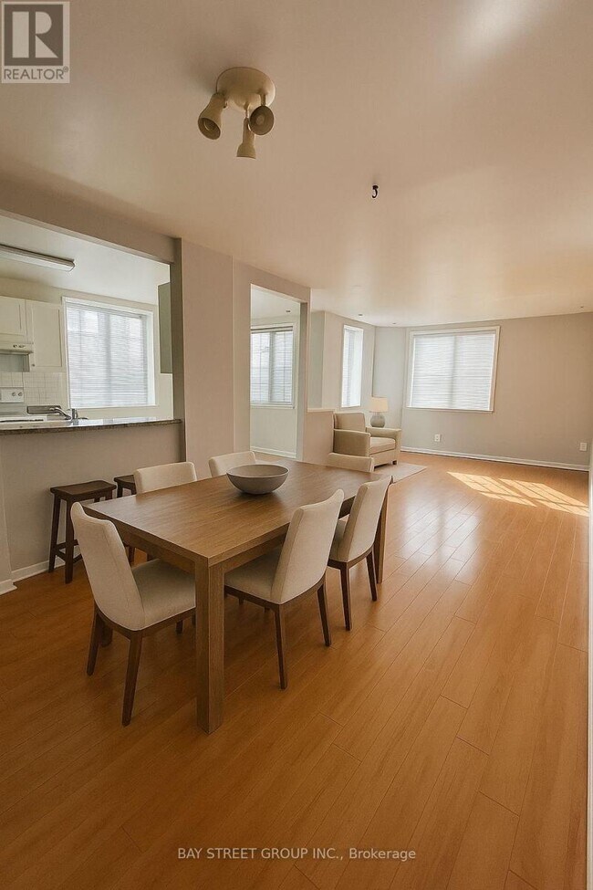 Photo du bâtiment - 108-108 Finch Ave W