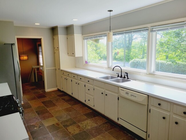 Foto del edificio - 984 Shades Crest Rd