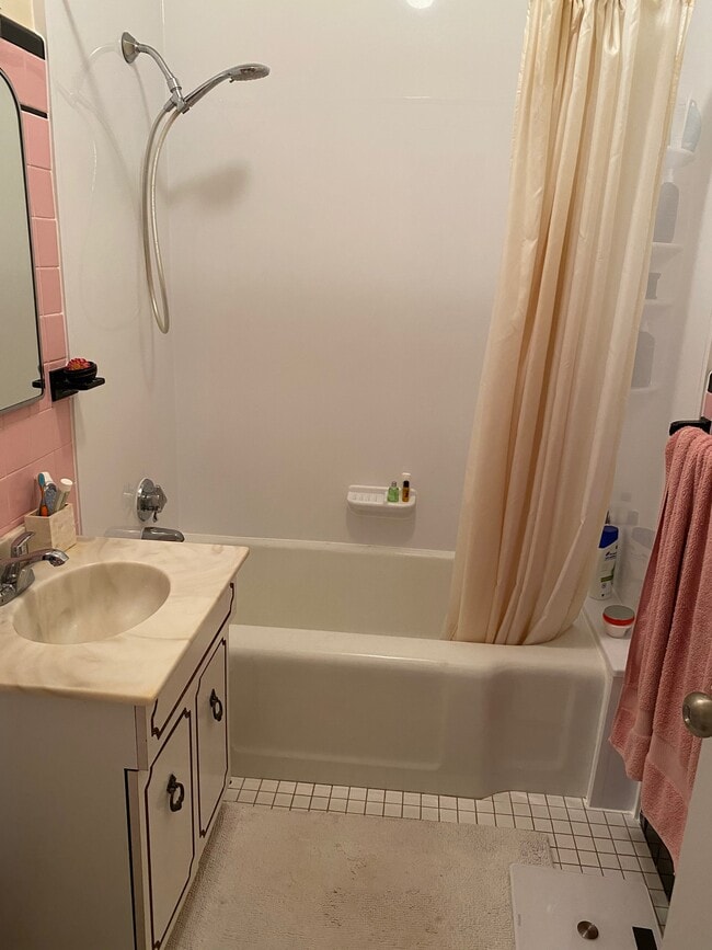 Foto del edificio - 102 Rogers Ave