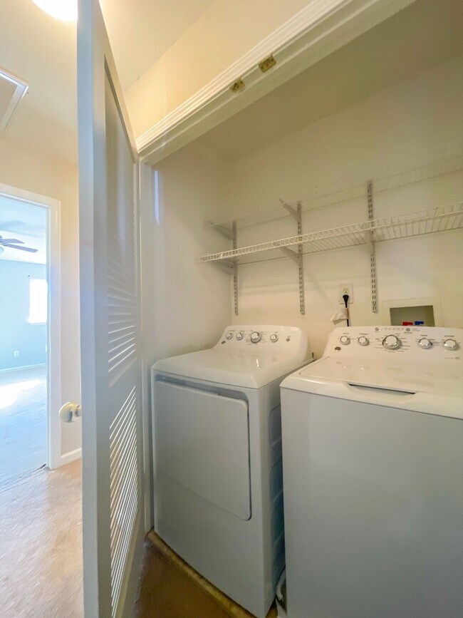 Foto del edificio - Spacious and Sunlit Town House