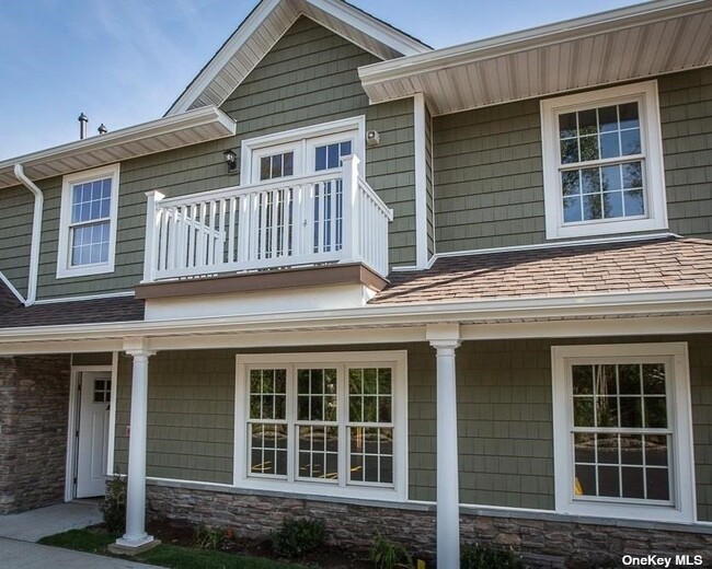 Building Photo - 170 W Montauk Hwy