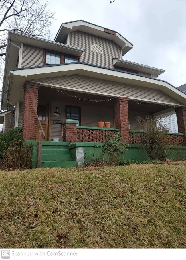 Building Photo - 6 Bed, 2 Bath Remodeled Large Home 