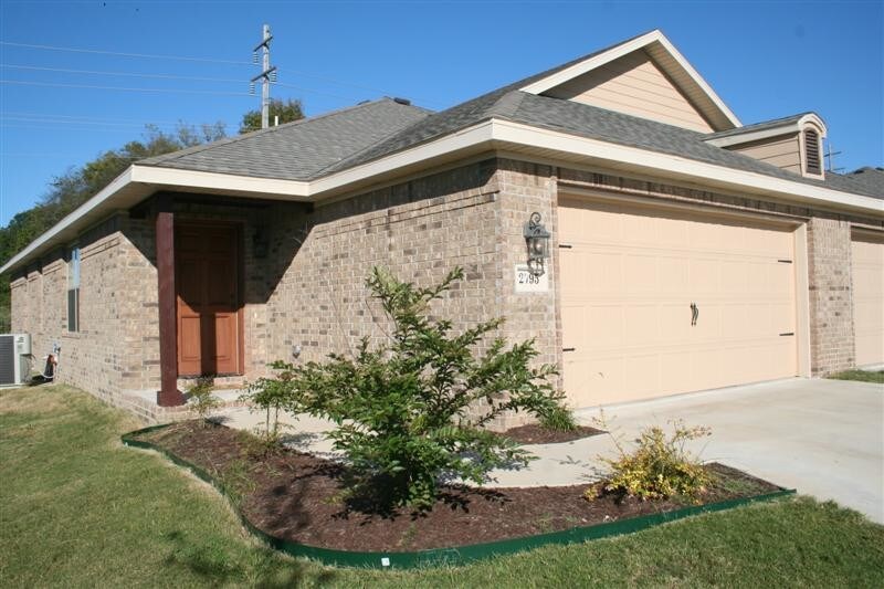 Primary Photo - 2785 N Seneca Ave