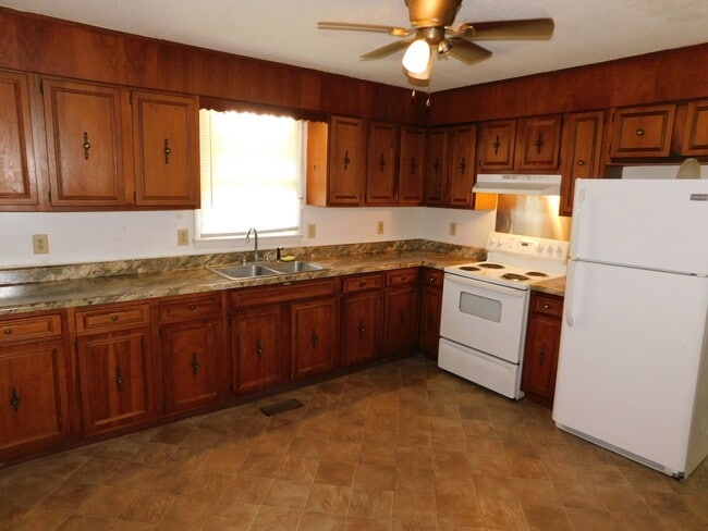 Building Photo - Great Family home