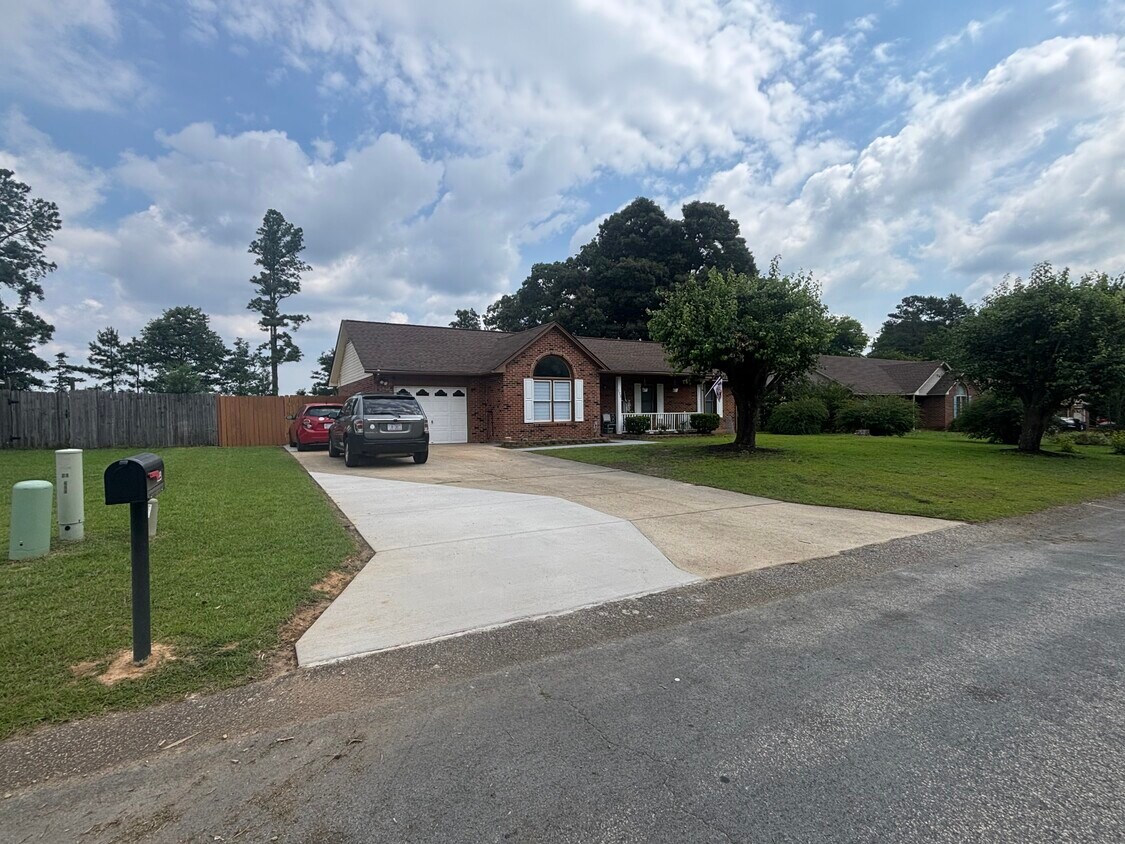 Foto del edificio - 123 Live Oak Dr