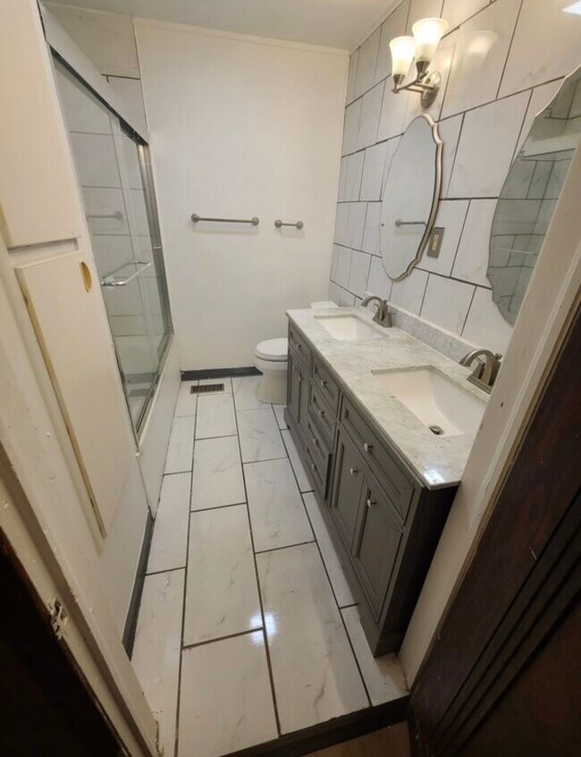 Building Photo - 913 Brookside Dr