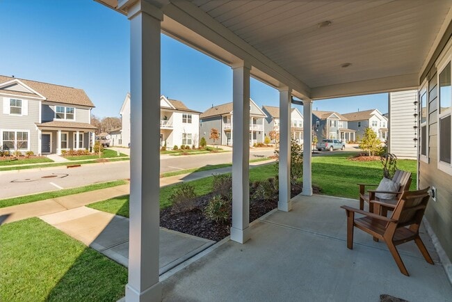 Building Photo - Gorgeous modern craftsman home in South Raleigh!