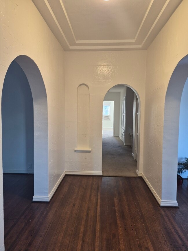 Building Photo - 357 S Doheny Dr