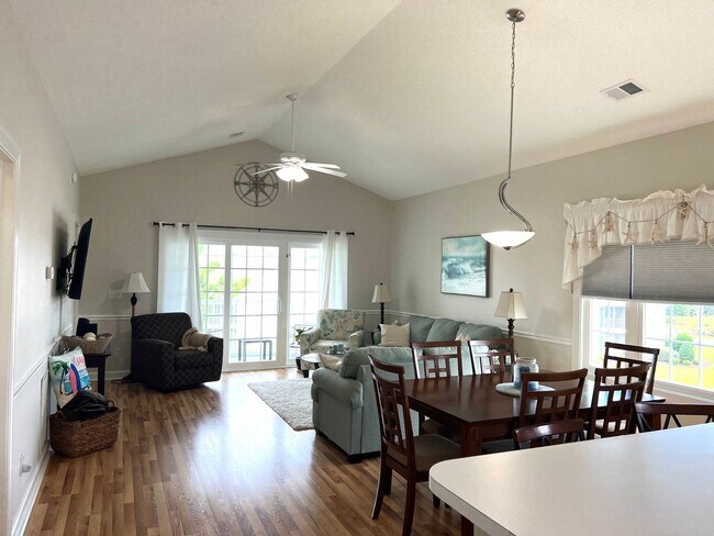 Foto del edificio - Beautifully Furnished 2 Bedroom, 2 Bath Co...
