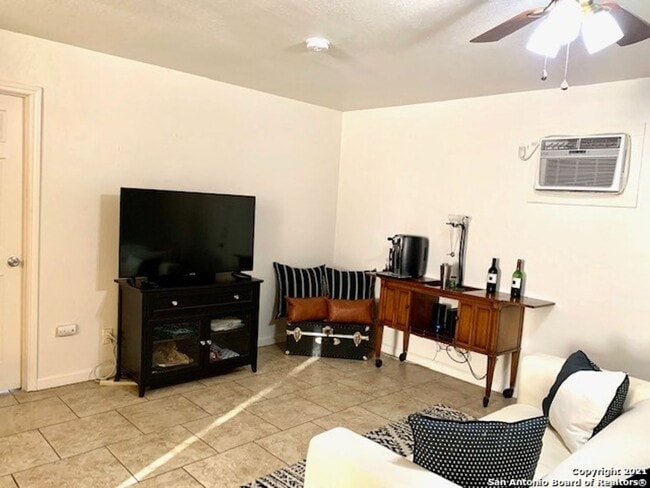 Building Photo - 1511 W Ashby Pl