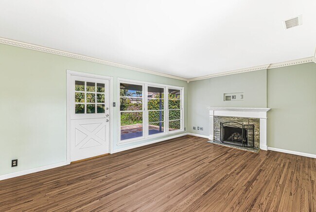 Foto del edificio - Expansive Three-Bedroom Home with Front and Back Yard in Long Beach AVAILABLE NOW