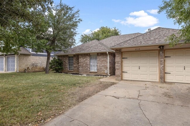 Building Photo - 2112 Rosemary Ln