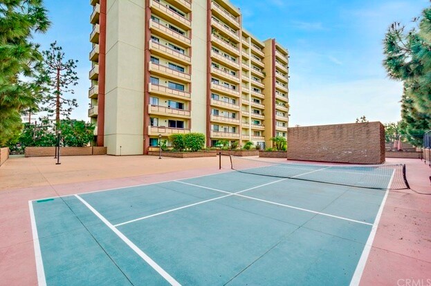 Foto principal - 321 S San Vicente Blvd