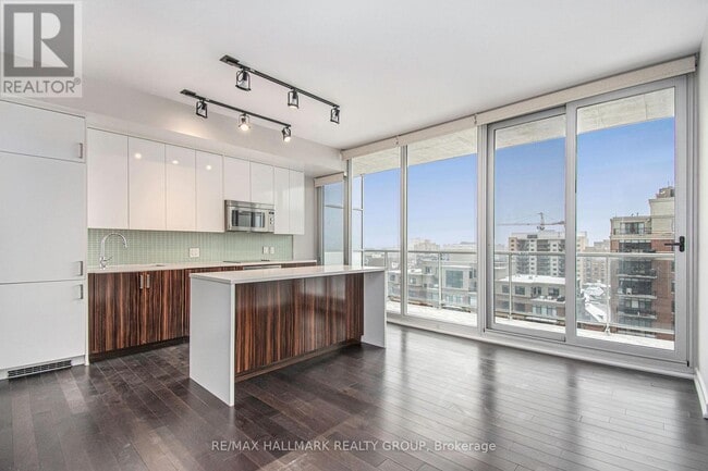 Building Photo - 300 Lisgar St