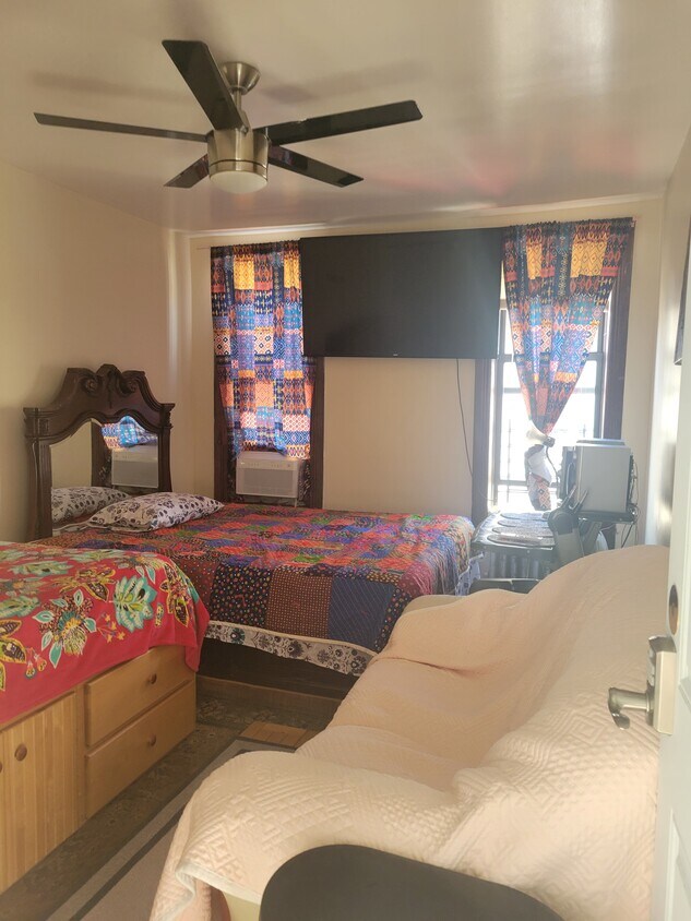 Foto principal - 475 E 94th St