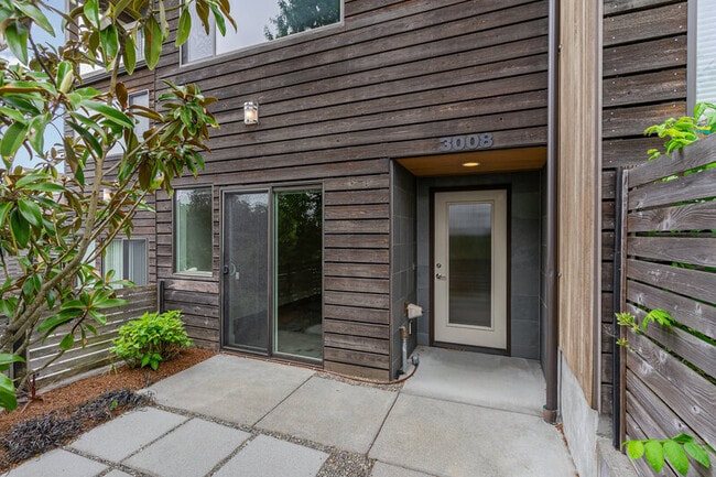 Building Photo - 3008 NE 55th St
