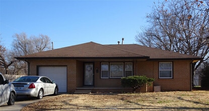 Building Photo - 735 Highland Pkwy