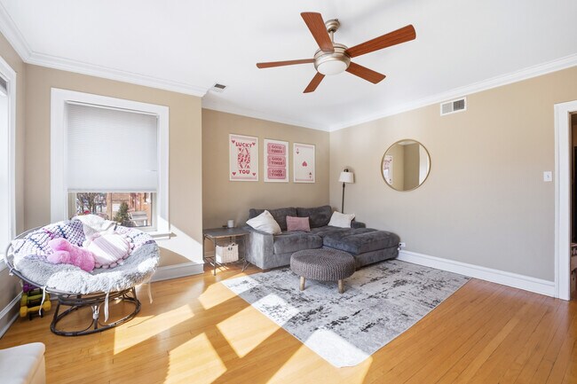 Foto del edificio - 1928 W Addison St