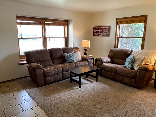 Living Room - 635 W Briarknoll Ct
