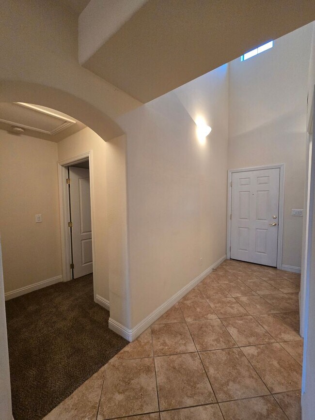 Foto del edificio - A Fabulous 3 Bedroom, 2.5 Bathroom, 2 Car Garage Townhome in NW Las Vegas