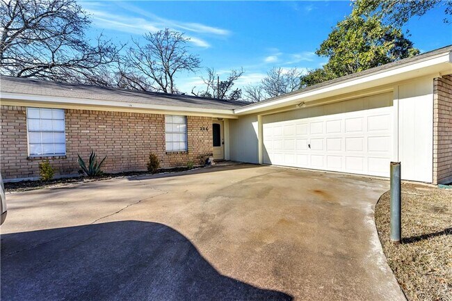 Building Photo - 206 Tucson Dr
