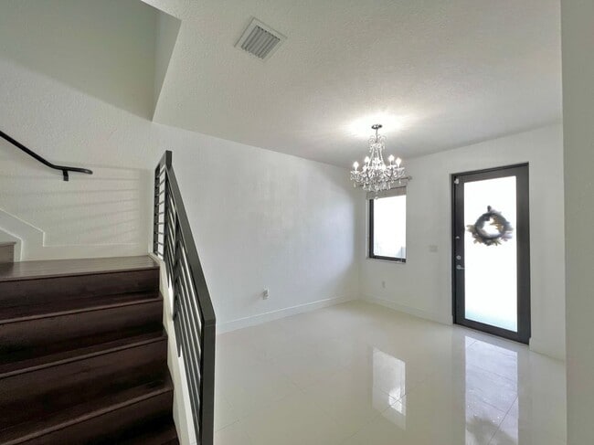 Building Photo - 492 SW 91st Pl
