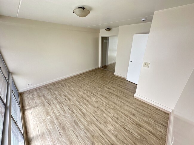 Building Photo - Secure Building. 11th floor 1bd/1ba w/assi...