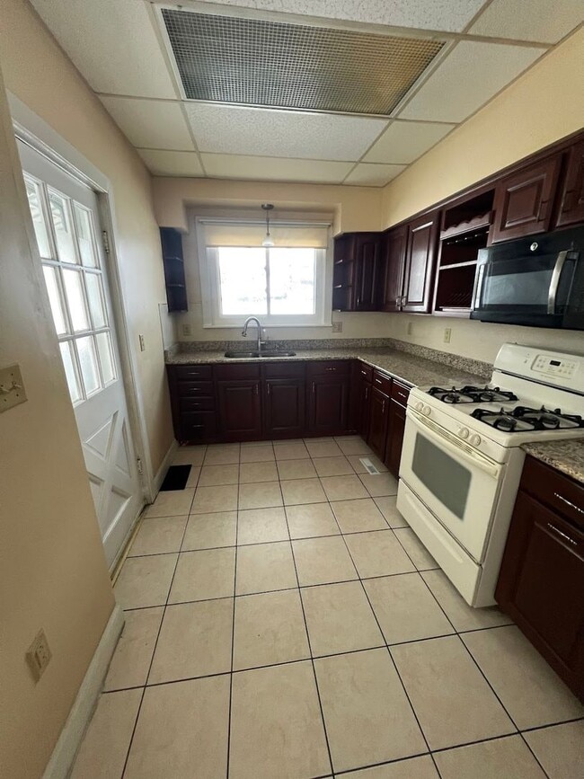 Building Photo - FOR RENT – West Reading