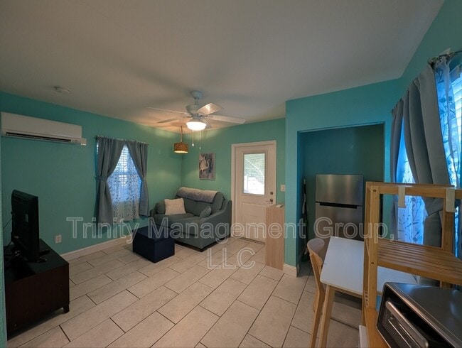 Foto del edificio - 7271 Holiday Dr