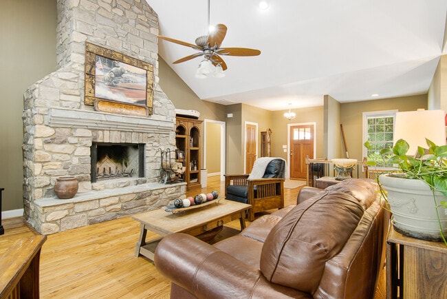 Building Photo - 211 Island Dr