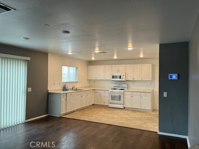 Building Photo - 14284 Covered Wagon Ct