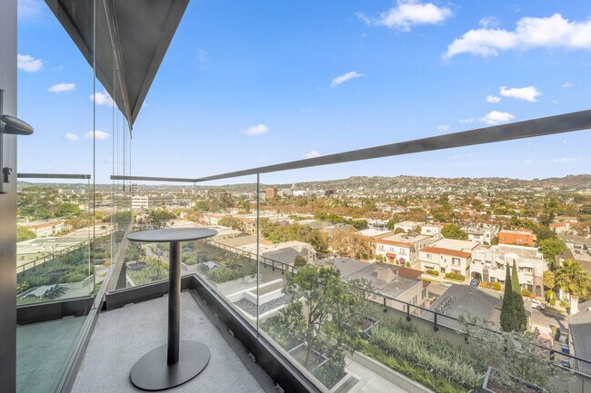 Foto del edificio - 6401 Wilshire Blvd