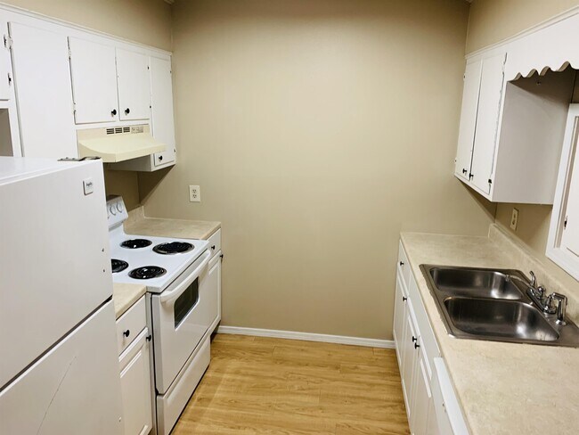 Building Photo - 141 Jennifer Ln