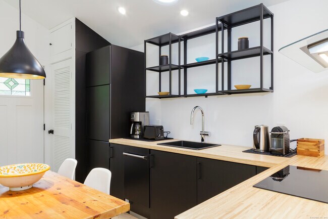 Foto del edificio - 1327 Little Meadow Rd
