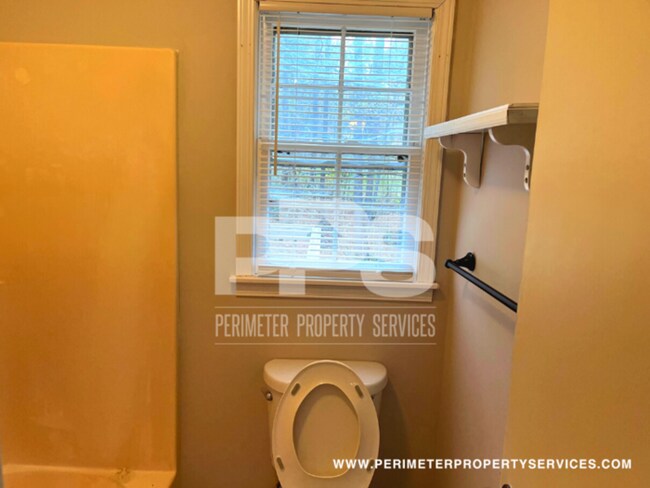 Building Photo - New Year's Move-in Special! $150 OFF your ...