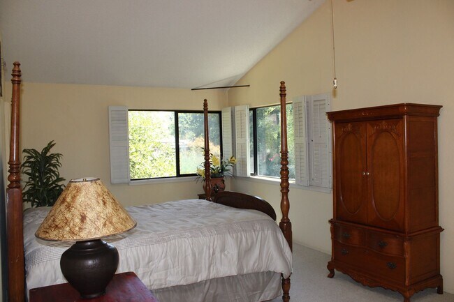 Foto del edificio - 400 Hartnell Pl