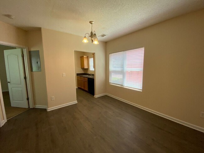 Foto del edificio - LEASING FOR AUGUST 2025! FENCED IN YARD!!
