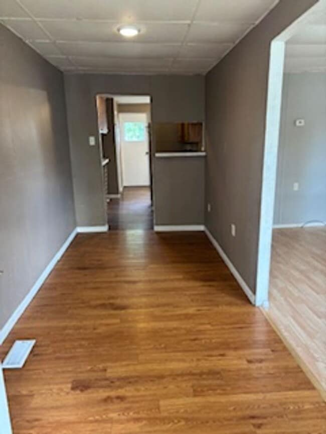 Building Photo - 3 bedroom, 1 bathroom Triplex: Martinsville