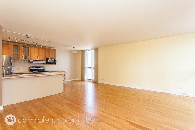 Building Photo - 1540 N La Salle Dr