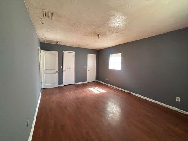 Building Photo - 1360 W 21st St