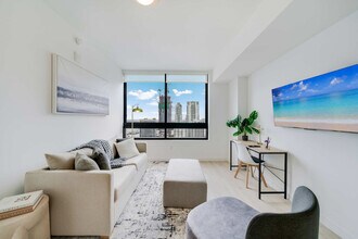 Building Photo - 225 N Miami Ave