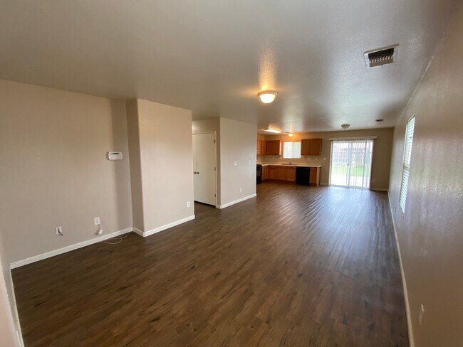 Building Photo - Lovely SW Visalia home in a great school d...